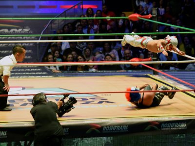 Microman, le plus petit des catcheurs mexicains, saute sur son adversaire pendant un combat à l'arena de Mexico, le 7 septembre 2018 - ALFREDO ESTRELLA [AFP]