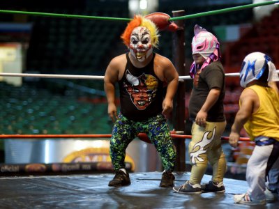 Chamuel, Gallito et Microman, catchers nains, s'entraînent dans l'Arena de Mexco le 18 juillet 2018 - ALFREDO ESTRELLA [AFP]