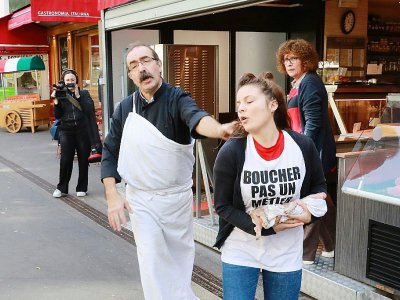Un boucher repousse une militante vegan devant une boucherie à Paris le 22 septembre 2018 - JACQUES DEMARTHON [AFP/Archives]