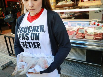 Une militante vegan devant une boucherie à Paris le 22 septembre 2018 - JACQUES DEMARTHON [AFP/Archives]