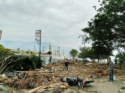 Des habitants constatent les dégâts après un puissant séisme et un tsunami à Palu, dans l'île des Célèbes en Indonésie, le 29 septembre 2018 - OLA GONDRONK [AFP]