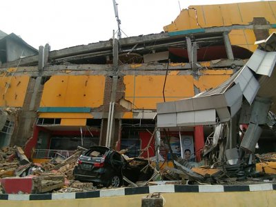 Photo prise le 29 septembre 2018 d'un bâtiment qui s'est effondré à Palu, sur l'île indonésienne des Célèbes à la suite d'un fort séisme. - OLA GONDRONK [AFP]