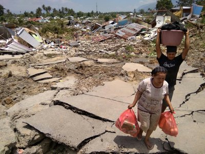 Des indonésiens récupèrent des affaires après un séisme et un tsunami à Palu, dans l'île des Célèbes, le 29 septembre 2018 - MUHAMMAD RIFKI [AFP]