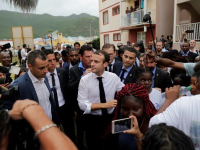 Bain de foule du président Macron dans le Quartier d'Orléans sur l'île de Saint-Martin le 29 septembre 2018 - Thomas SAMSON [POOL/AFP]