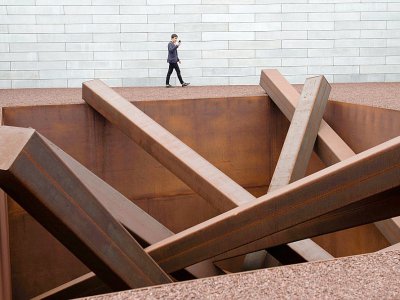 L'oeuvre de Michael Heizer, "Collapse" (1967/2016), n'a existé que dans son esprit pendant 50 ans, jusqu'à ce qu'il soit finalement possible pour lui de la réaliser à Glenstone - SAUL LOEB [AFP]