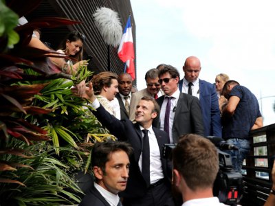 Le président Emmanuel Macron à son arrivée sur l'île de saint Barthelemy le 30 septembre 2018 - Thomas SAMSON [POOL/AFP]