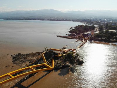 Un pont effondré à Palu, sur l'île des Célèbes en Indonésie, photographié le 1er octobre 2018, deux jours après un séisme et le passage d'un tsunami - JEWEL SAMAD [AFP]