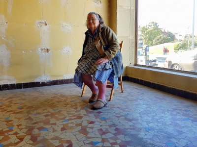 Marguerite a commencé à travailler dans la boutique dans les années 50. C'est assise sur une chaise, nostalgique face aux locaux vide, qu'elle se remémore son arrivée. - Simon Abraham