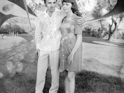 Le chanteur Charles Aznavour et la chanteuse Mireille Mathieu le 11 août 1971 à Saint-Tropez - - [AFP/Archives]