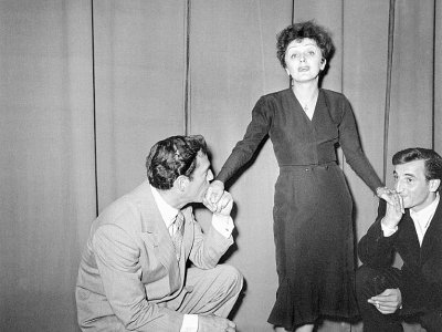 La chanteuse Edith Piaf entourée à gauche par l'acteur Eddie Constantine et à droite par Charles Aznavour à Paris le 1er janvier 1950 - - [AFP/Archives]