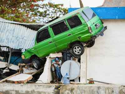 Une voiture projetée sur une maison à Palu, ville indonésienne frappée par un séisme et un tsunami. Photo du 1er octobre 2018 - Jewel SAMAD [AFP]
