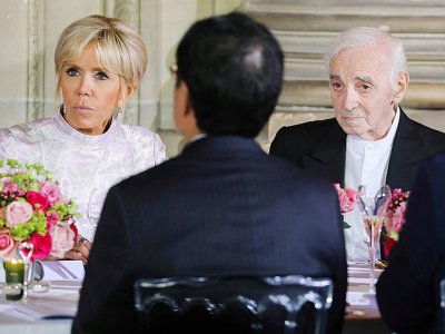La première dame de France Brigitte Macron aux côtés du chanteur Charles Aznavour au château de Versailles le 12 septembre 2018 - Ludovic MARIN [POOL/AFP/Archives]