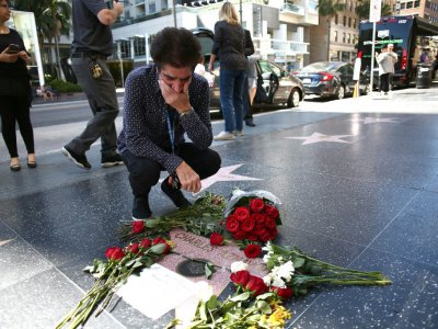 Des fans rendent un dernier hommage à Charles Aznavour sur Hollywood Boulevard, à Los Angeles, le 1er octobre 2018 - Tommaso Boddi [AFP]