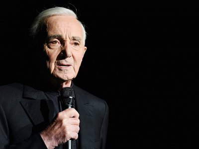 Le chanteur Charles Aznavour en concert à Bercy à Paris, le 13 décembre 2017 - Eric FEFERBERG [AFP/Archives]