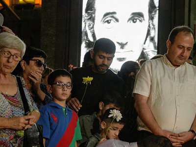 Des centaines de personnes rendent hommage à Charles Aznavour sur la place qui porte son nom à Erevan, le 1er octobre 2018 - Karen MINASYAN [AFP]