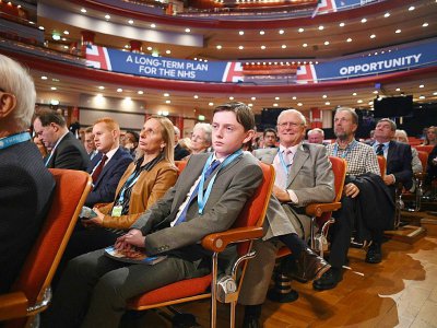 Des délégués au congrès du parti conservateur britannique écoutent un débat, à Birmingham le 2 octobre 2018 - Oli SCARFF [AFP]