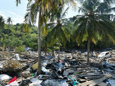 Les débris à Loli Pesuah, à Donggala, le 2 octobre 2018, quatre jours après le séisme et le tsunami qui a frappé l'Indonésie - ADEK BERRY [AFP]