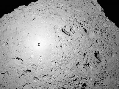 Photographie reçue le 3 octobre 2018 de la sonde japonaise Hayabusa2 survolant l'astéroïde Ryugu et publiée par l'Agence japonaise d'exploration spatiale JAXA. AFP PHOTO / JAXA - Handout [JAXA/AFP]