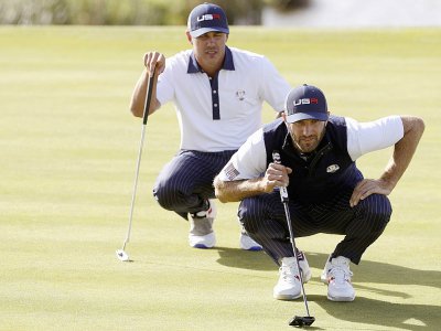 Les golfeurs américains Dustin Johnson (d) et Brooks Koepka lors de la 2e journée de la Ryder Cup, le 29 septembre 2018 à Saint-Quentin-en-Yvelines - Geoffroy VAN DER HASSELT [AFP/Archives]