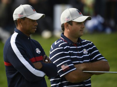 Les golfeurs américains Tiger Woods (g) et Patrick Reed lors du 1er jour de la Ryder Cup, le 28 septembre 2018 à Saint-Quentin-en-Yvelines - Eric FEFERBERG [AFP/Archives]