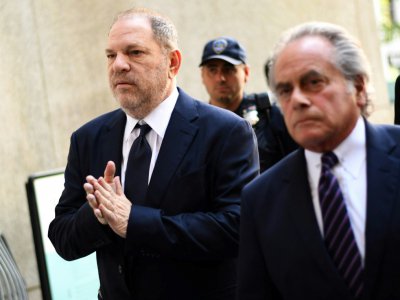 Le producteur déchu Harvey Weinstein et son avocat Ben Brafman (d) arrivent au tribunal de Manhattan, le 5 juin 2018 à New York - Don EMMERT [AFP/Archives]
