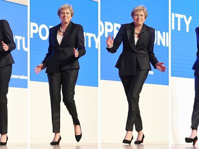 La Première ministre britannique Theresa May esquissant des pas de danse avant son discours en clôture du congrès des Tories à Birmingham, le 3 octobre 2018 - Oli SCARFF [AFP]