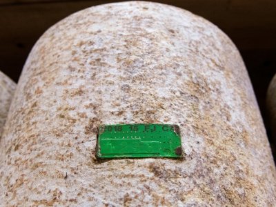 Une "fourme de Cantal fermier" avec son label d'identification dans une coopérative produisant du fromage à partir de lait de bufflonnes, le 29 août 2018 à Mauriac, dans le Cantal - Thierry Zoccolan [AFP]