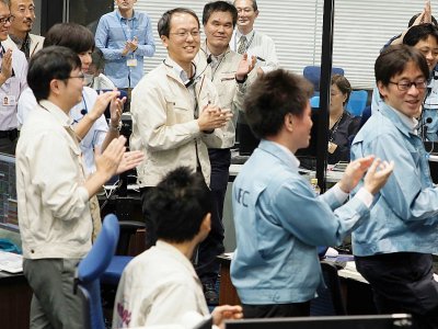 Photo fournie par l'Agence spatiale nippone Jaxa le 3 octobre 2018 montrant les chercheurs et ingénieurs au centre de contrôle de Sagamihara, au Japon - Handout [ISAS-JAXA/AFP]