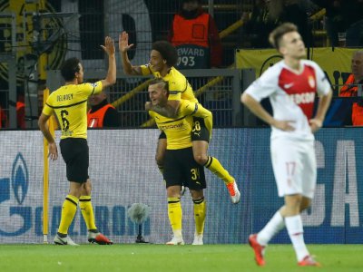 Les joueurs de Dortmund se congratulent après un but de Jacob Bruun Larsen contre Monaco,le 3 octobre 2018 à Dortmund - Odd ANDERSEN [AFP]