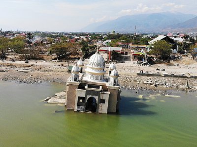 Vue aérienne de la mosquée de Palu après le séisme et le tsunami, le 4 octobre 2018 en Indonésie - JEWEL SAMAD [AFP]