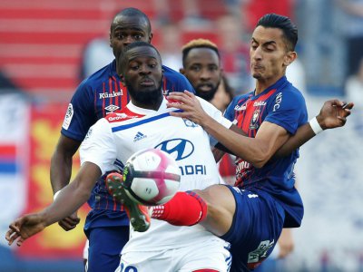Le milieu de Lyon, Tanguy Ndombélé (g), à la lutte avec le milieu de Caen, Saïf-Eddine Khaoui, lors d'un match de L1 au stade Michel d'Ornano, le 15 septembre 2018 - CHARLY TRIBALLEAU [AFP/Archives]