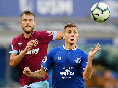 Le défenseur d'Everton Lucas Digne (d) contrôle le ballon face à l'attaquant de West Ham Andriy Yarmolenko, le 16 septembre 2018 à Liverpool - Paul ELLIS [AFP/Archives]
