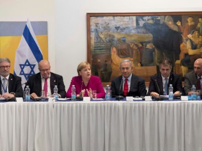 Le Premier ministre Benjamin Netanyahu (C-D) et la chancelière allemande Angela Merkel (C-G) rencontrent des hommes d'affaires israéliens et allemands à Jérusalem, le 4 octobre 2018 - ABIR SULTAN [POOL/AFP]