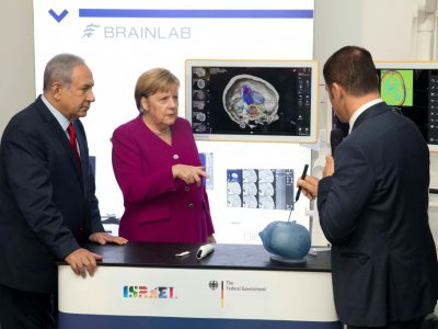 Le Premier ministre israélien Benjamin Netanyahu (G) et la chancelière allemande Angela Merkel (C) au musée d'Israël, à Jérusalem le 4 octobre 2018 - ABIR SULTAN [POOL/AFP]