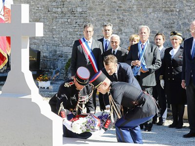 Le président Emmanuel Macron dépose une gerbe de fleurs sur la tombe du général de Gaulle, le 4 octobre 2018 à Colombey-les-Deux-Eglises - LUDOVIC MARIN [AFP]
