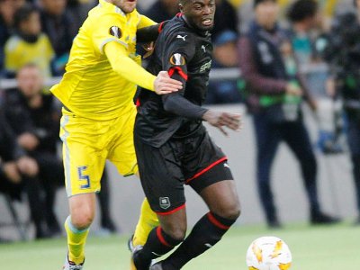 Le défenseur bosnien d'Astana Marin Anicic (g) à la lutte avec le Sénégalais de Rennes Mbaye Niang en Ligue Europa, le 4 octobre 2018 à Astana - Stanislav FILIPPOV [AFP]