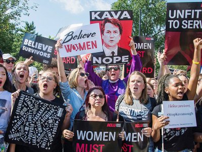 Des opposants à Brett Kavanaugh manifestent jeudi 4 octobre 2018 sur la colline du Capitole à Washington. - JIM WATSON [AFP]