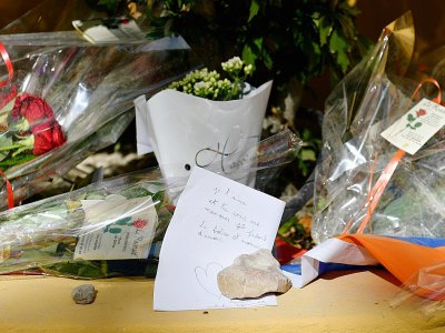 Fleurs et notes déposées devant l'entrée de la maison de Charles Aznavour, à Mouriès, en Provence, le 2 octobre 2018 - GERARD JULIEN [AFP/Archives]