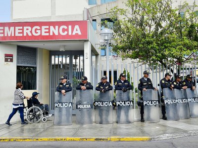 Des policiers se tiennent à l'entrée de la clinique où a été hospitalisé l'ancien président péruvien Alberto Fujimori à Lima le 04 octobre 2018 - CRIS BOURONCLE [AFP]