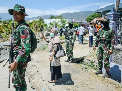 Des soldats montent la garde dans le village de Perumnas Balaroa à Palu, le 5 octobre 2018 en Indonésie - MOHD RASFAN [AFP]