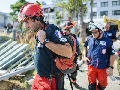 Des sauveteurs de l'ONG française Pompiers de l'urgence internationale
à Palu, sur l'île des Célèbes, le 5 octobre 2018 - MOHD RASFAN [AFP]