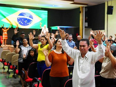 Des fidèles d'une église évangéliste à Brasilia prie, le 21 septembre 2018, pour le candidat d'extrême-droite à la présidentielle Jair Bolsonaro, poignardé durant la campagne - EVARISTO SA [AFP]