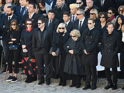 La famille du chanteur Charles Aznavour: sa veuve Ulla (d), ses fils Nicolas (3ed) et Mischa (2ed), sa fille Seda (c, g), sa soeur Aida (c), sa petite-fille Leila (g), lors de l'hommage national aux Invalides, le 5 octobre 2018 à Paris - Eric FEFERBERG [AFP]