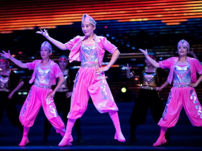 Des danseuses chinoises font un show dans un théâtre de Shanghai, le 25 août 2018 - Johannes EISELE [AFP]