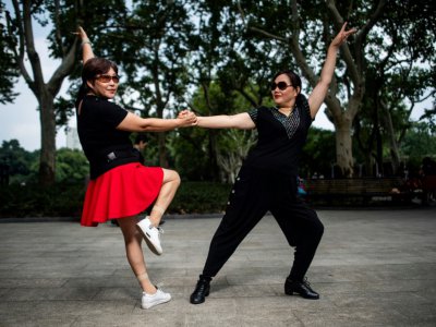 Un couple en train de danser dans un parc de Shanghai, le 2 septembre 2018 - Johannes EISELE [AFP]