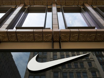 Logo de la marque Nike sur la devanture de la boutique Nike Soho, à New York, le 14 juin 2017 - Drew Angerer [GETTY IMAGES NORTH AMERICA/AFP/Archives]