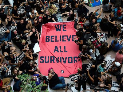 Des manifestants contre la confirmation du juge Kavanaugh le 4 octobre 2018 au Capitole à Washington, avec une grande banderole "Nous croyons tous les survivants" - ANDREW CABALLERO-REYNOLDS [AFP]