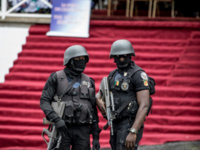 Des policiers camerounais à Buea lors d'un meeting politique du pparti présidentiel le 3 octobre 2018 - MARCO LONGARI [AFP]