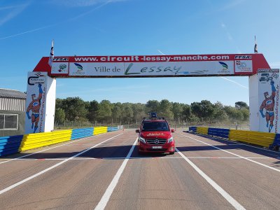Tendance Ouest installé sur la ligne de départ du Rallycross de Lessay - Thibault Deslandes