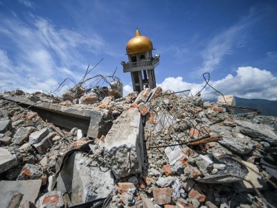 Une partie d'une mosquée effondrée surgit des décombres laissés par un puissant séisme suivi d'un tsunami dans le quartier de Perumnas Balaroa à Palu, sur l'île des Célèbes en Indonésie, le 6 octobre 2018 - MOHD RASFAN [AFP]